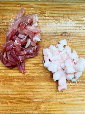 簡單易做的下飯菜－蒜苔炒肉的做法 步驟2