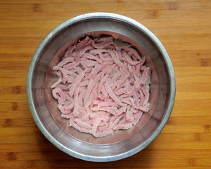 杭椒牛柳黑椒牛柳 終于找到炒出嫩牛肉的辦法了 肉片肉絲都適用的做法 步驟1