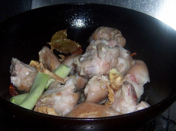 豬腳燉黃豆fu.jpg