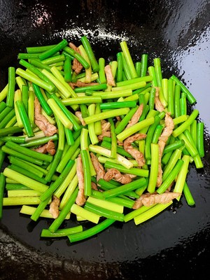 簡單易做的下飯菜－蒜苔炒肉的做法 步驟5