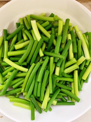 簡單易做的下飯菜－蒜苔炒肉的做法 步驟1