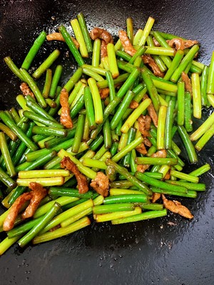簡單易做的下飯菜－蒜苔炒肉的做法 步驟6